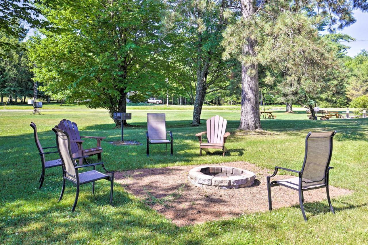 Simple Cranberry And Wine Farm Home With Fire Pit! Ігл-Рівер Екстер'єр фото